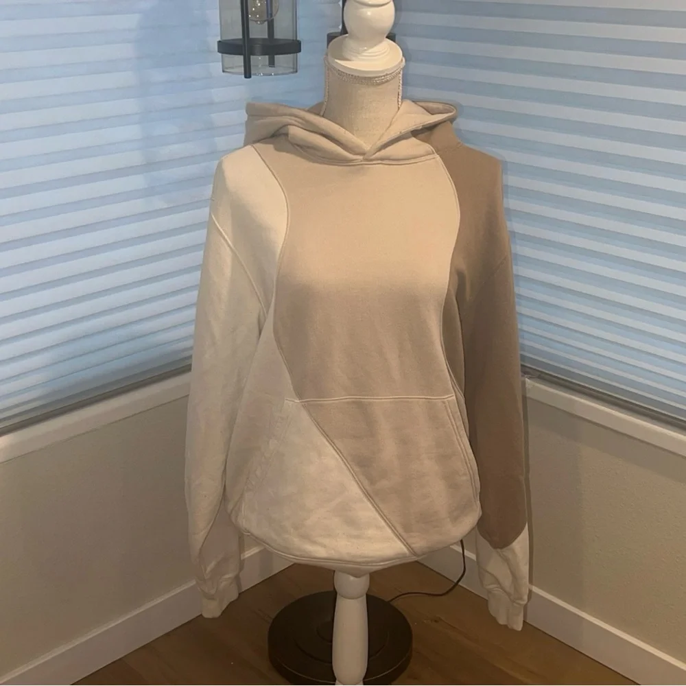 Alo Yoga Make Waves Colorblock Fleece Sweatshirt Hoodie in Ivory/Bone/Grave